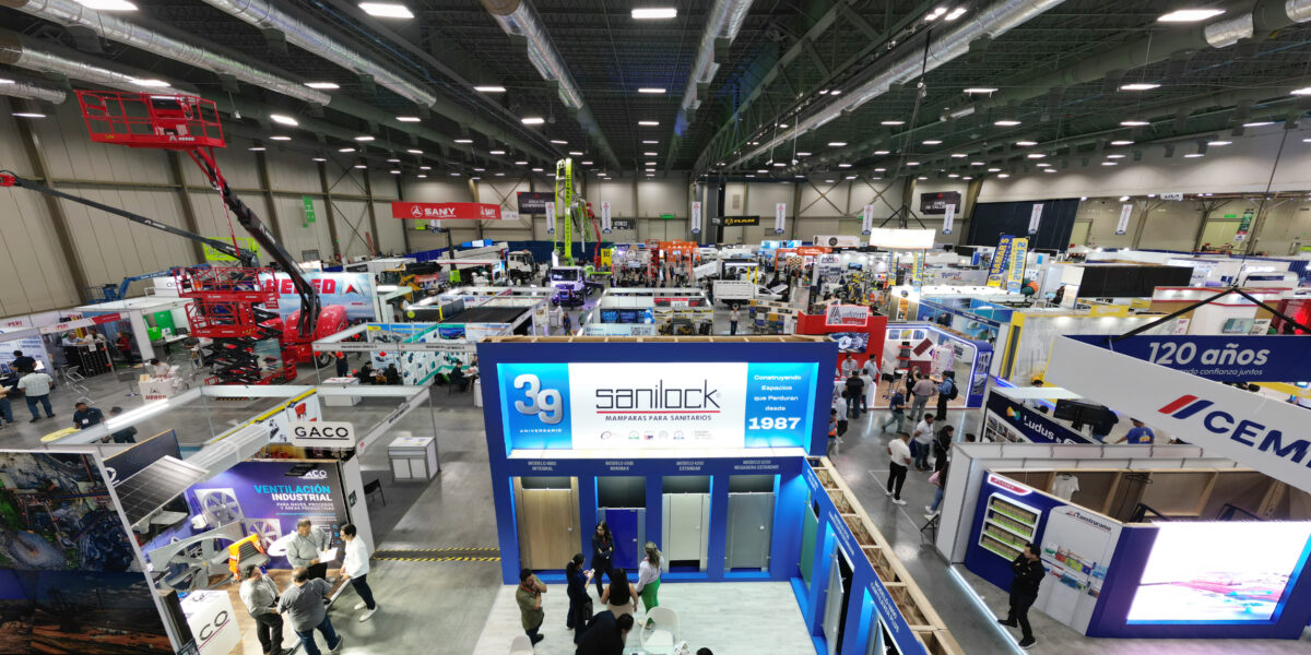 Visitantes y expositores durante Expo Constructo 2026 en Nuevo León, evento que generó una derrama económica de 89 millones de pesos.