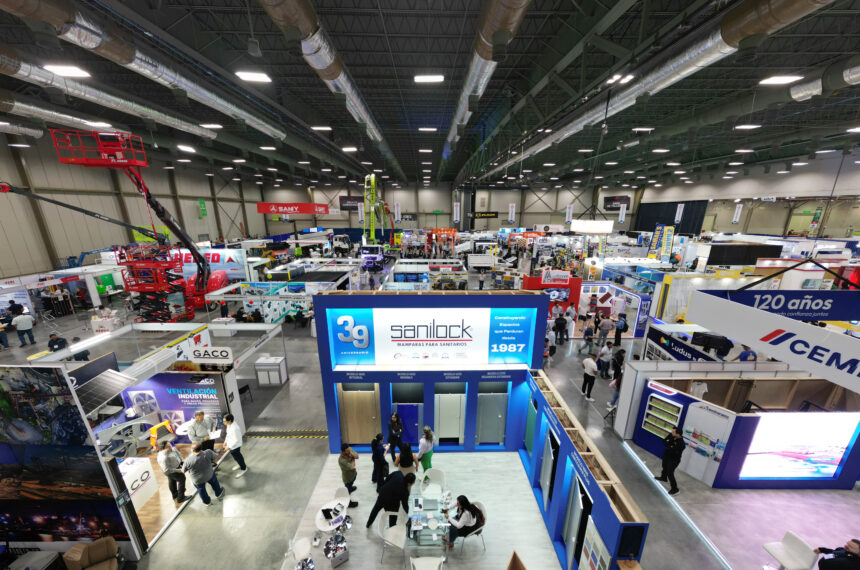 Visitantes y expositores durante Expo Constructo 2026 en Nuevo León, evento que generó una derrama económica de 89 millones de pesos.