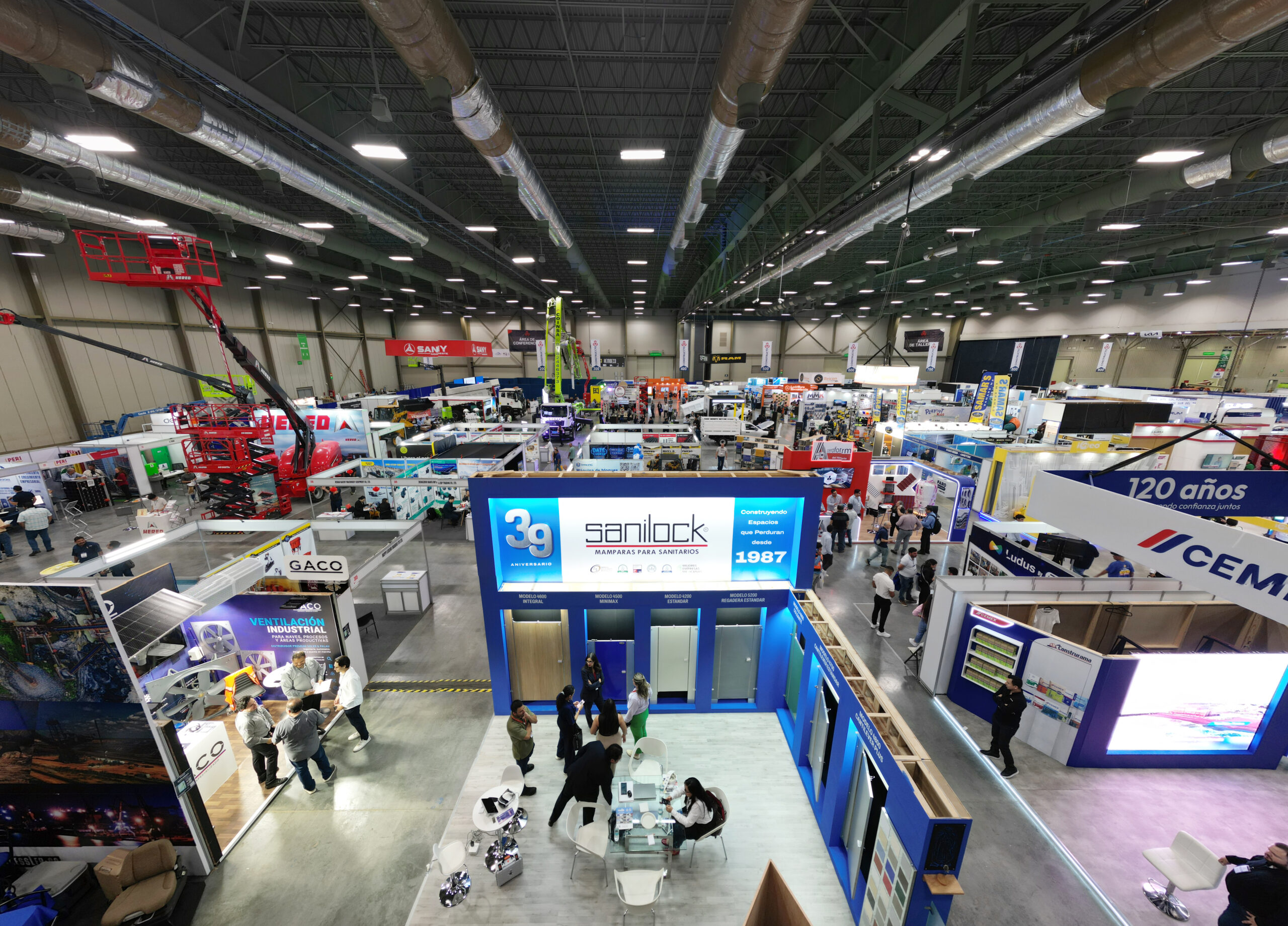 Visitantes y expositores durante Expo Constructo 2026 en Nuevo León, evento que generó una derrama económica de 89 millones de pesos.