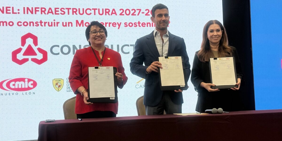 Panel sobre infraestructura y desarrollo metropolitano durante Expo Constructo en Monterrey.