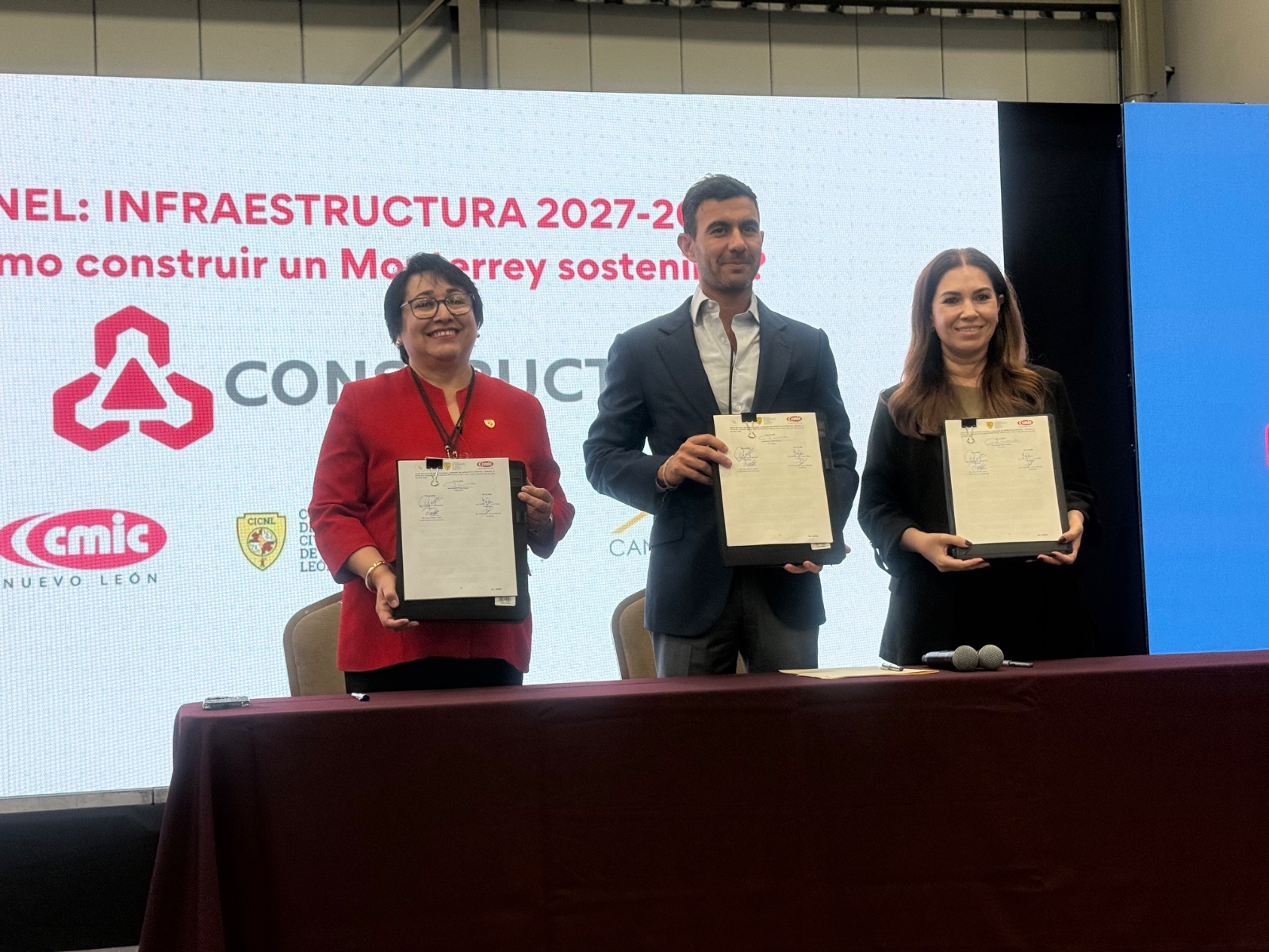 Panel sobre infraestructura y desarrollo metropolitano durante Expo Constructo en Monterrey.