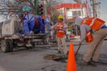 Trabajadores de Agua y Drenaje realizan labores de desazolve en la red sanitaria de Nuevo León.