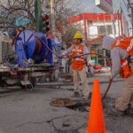 Trabajadores de Agua y Drenaje realizan labores de desazolve en la red sanitaria de Nuevo León.
