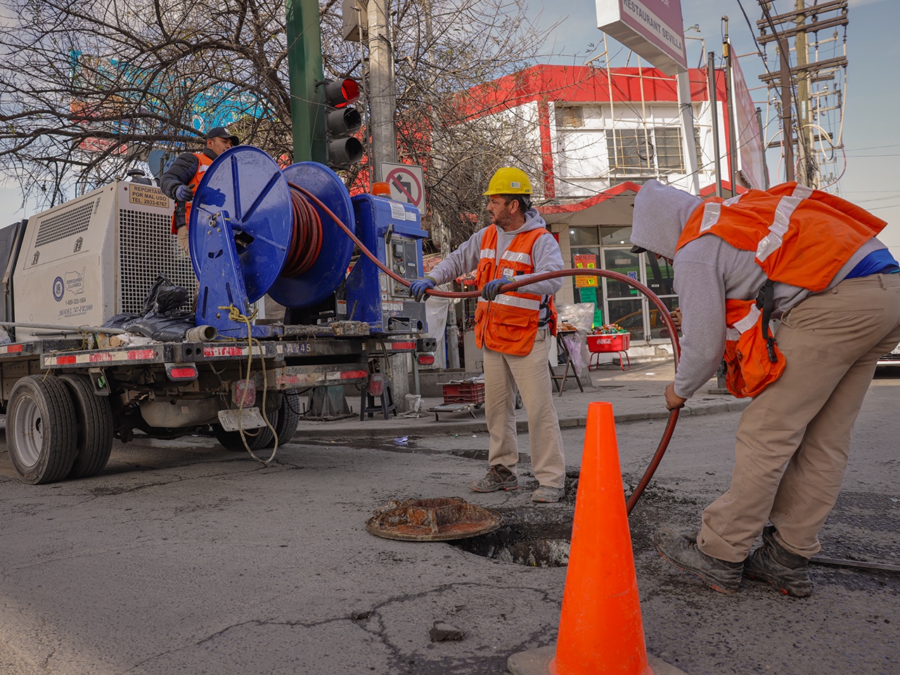 Trabajadores de Agua y Drenaje realizan labores de desazolve en la red sanitaria de Nuevo León.